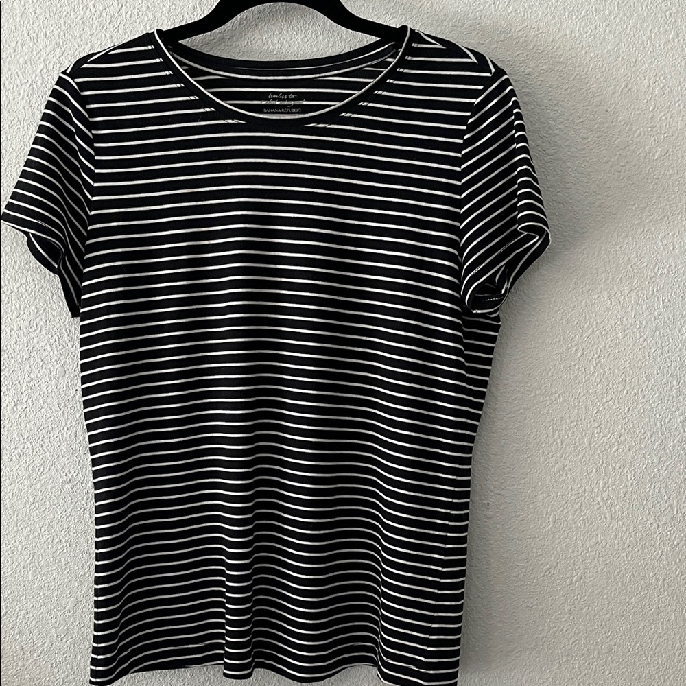 Banana Republic Black and White Striped Short Sleeve Tee Comfy
Cotton blend
Sz M